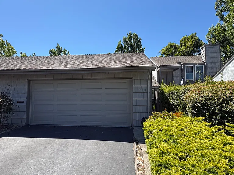 848 Erickson Ln — Photo 2