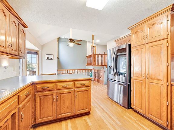 5th image of 828 NE Bryant Dr