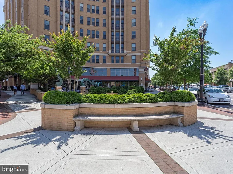 Nearby Restaurants, Bars & Entertainment