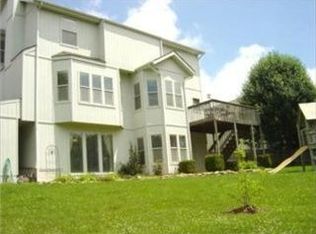 909 Ash Dr, Smithville, MO 64089
