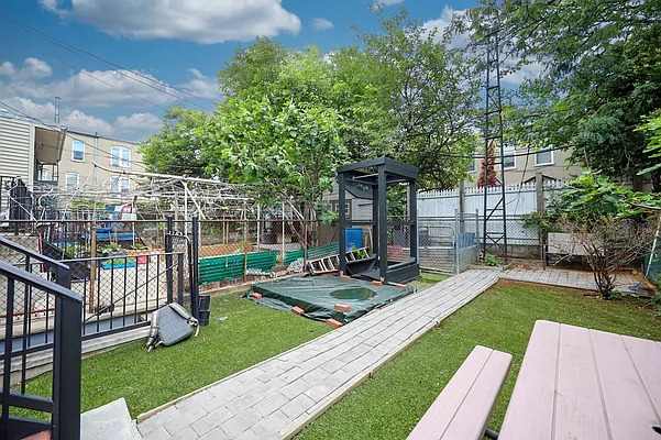 Sold by Remax Edge | media 25