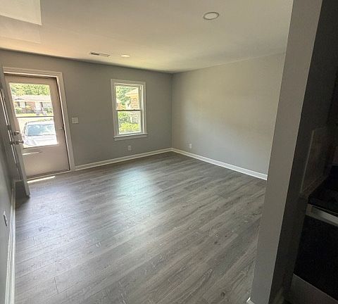 2nd image of 416 Nelson St #3