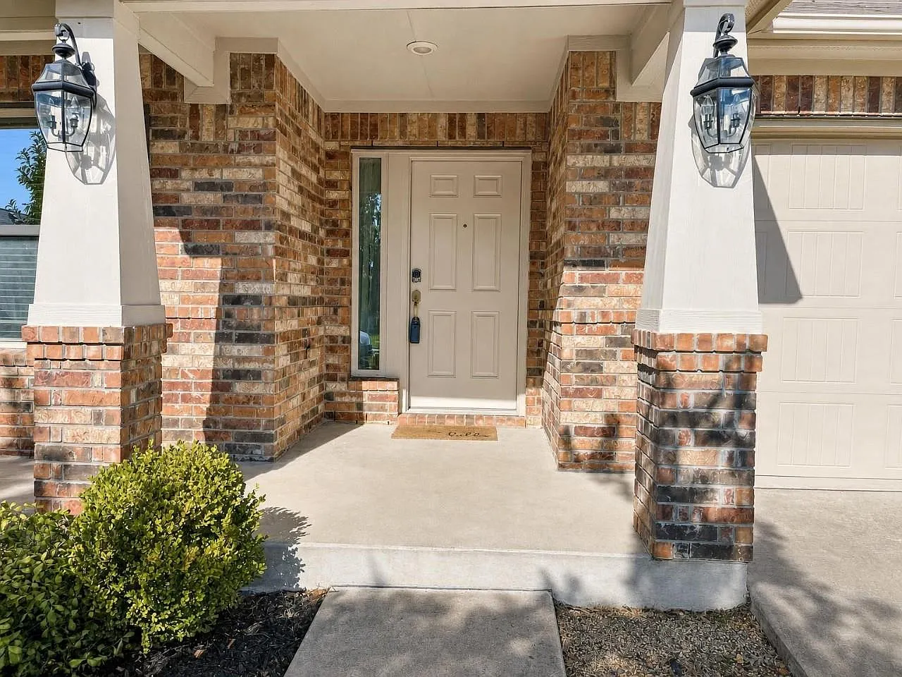 3 bed, 2.0 bath, 1835 sqft, $2,050 — Photo 2