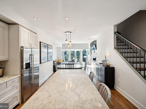 5th image of 253 Leverington Ave