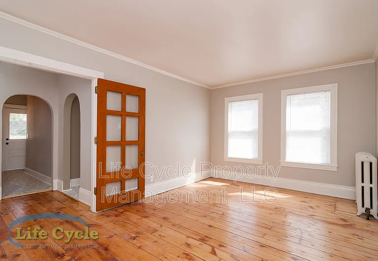 335 Washington St SE — Photo 8