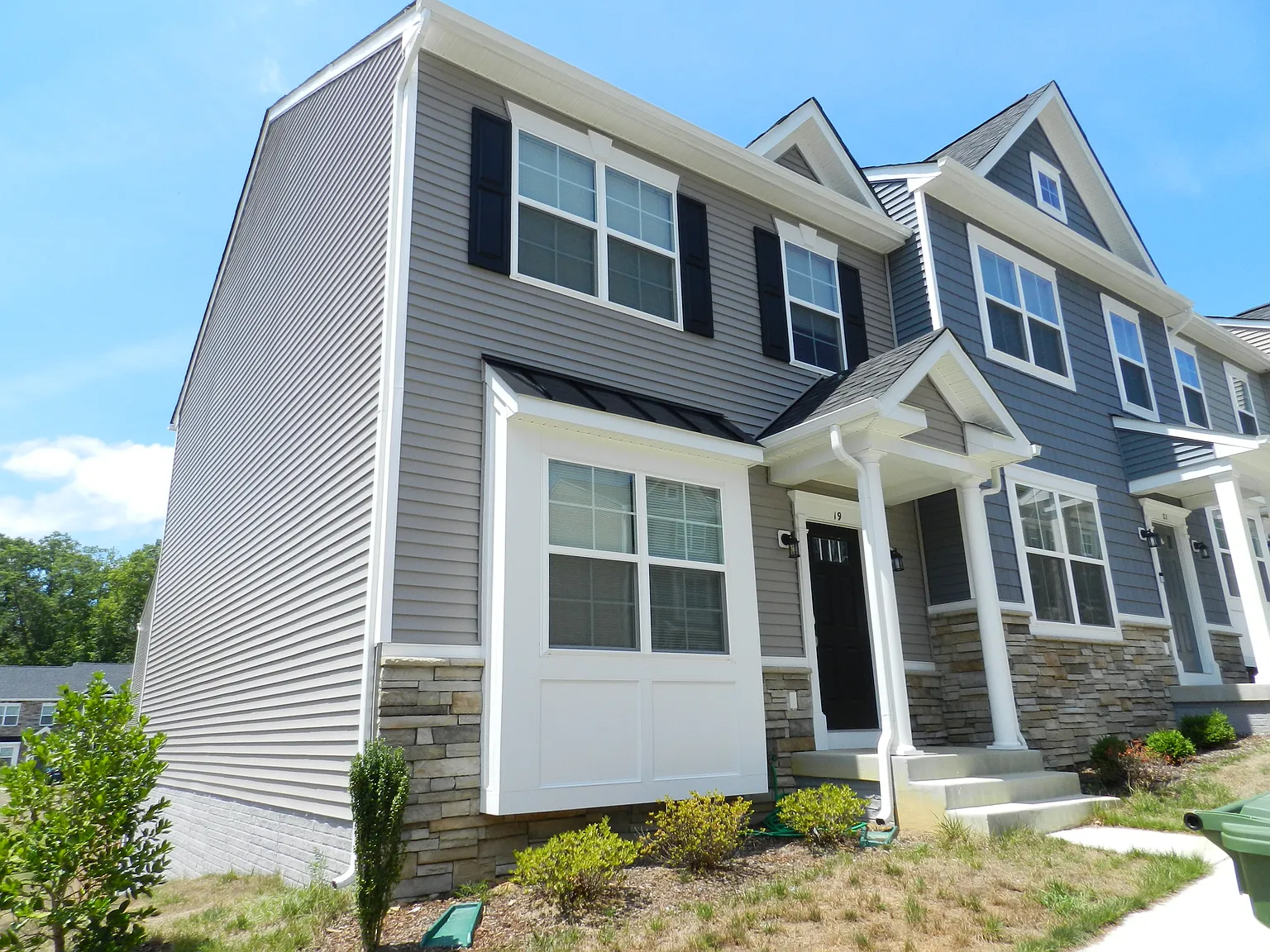 3 bed, 2150 sqft, $2,550 — Photo 2