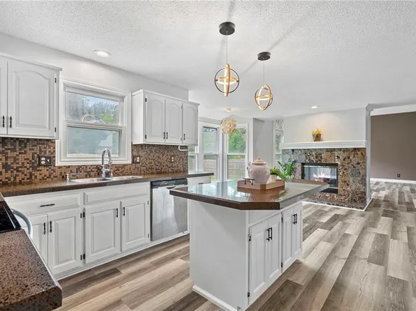 1361 S Hunter Dr, Olathe, KS 66062