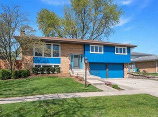 10550 S Vicky Ln, Palos Hills, IL 60465