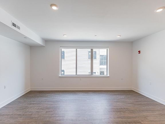 5th image of 1633 Poplar St #207