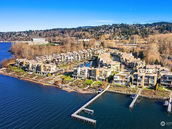 A highly desired Lakeside community.>