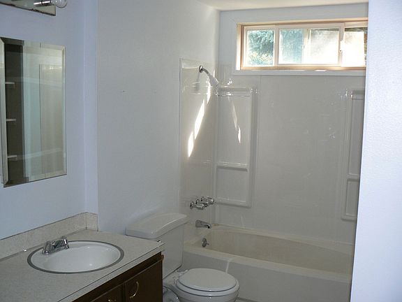 one of 2 full baths(upstairs)