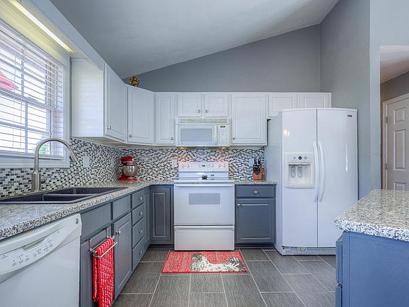 3rd image of 805 Harmon Cir