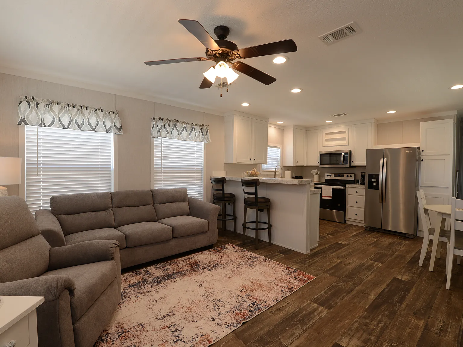 2 bed, 2.0 bath, 900 sqft, $2,100 — Photo 2