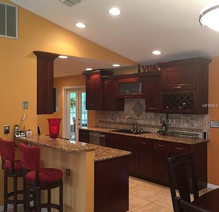 5th image of 233 Foxcroft Dr W
