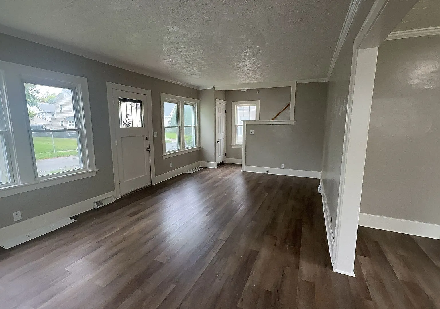 Spacious 3 Bedroom Home for Rent — Photo 3
