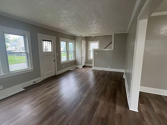 3rd image of 2040 Wyndhurst Rd