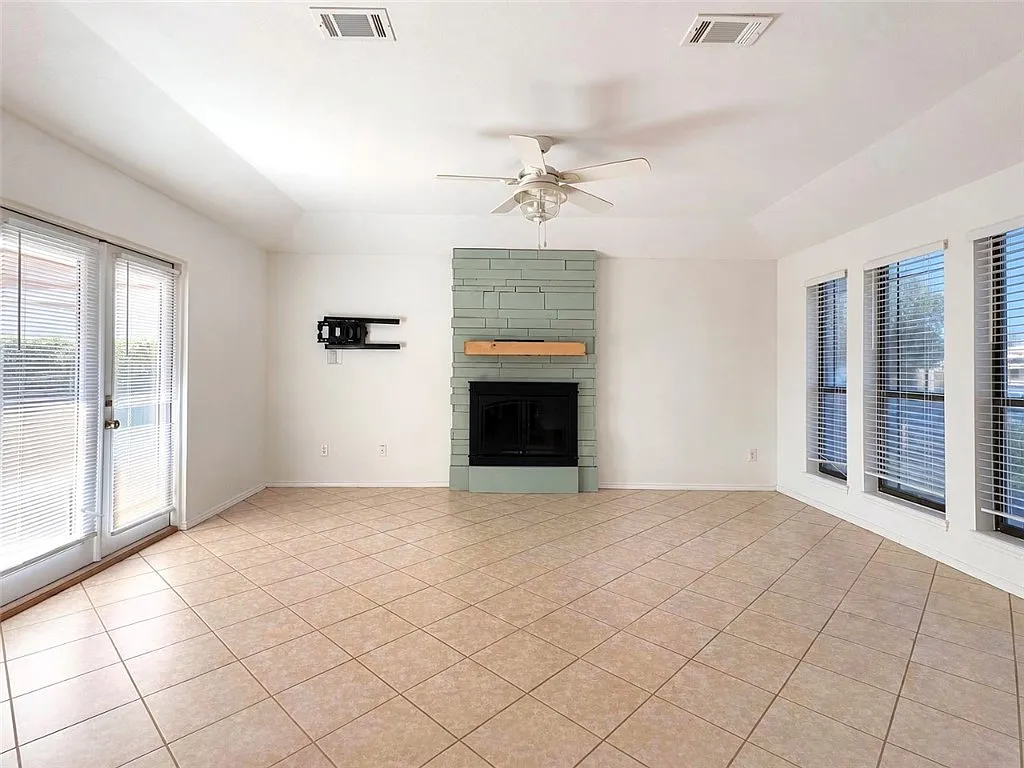 3 bed, 2.5 bath, 1687 sqft, $2,950 — Photo 4