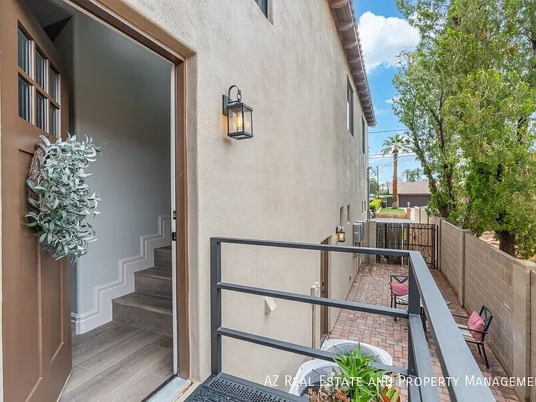 3112 N Valencia Ln — Photo 2