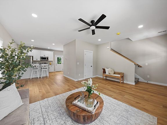 5th image of 324 Mitchell St
