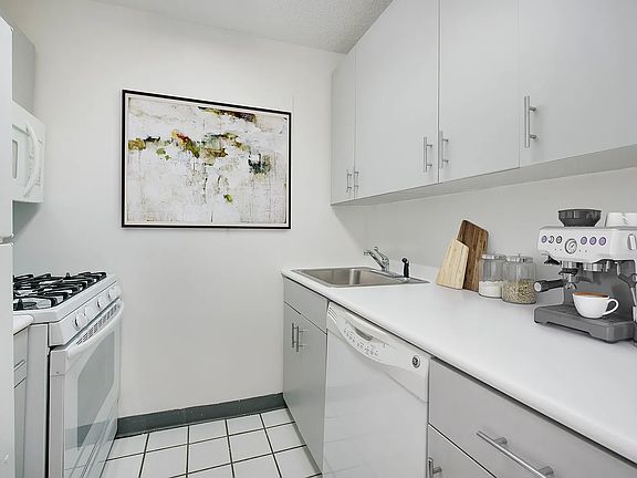 4th image of 429 E 52nd St APT 35E
