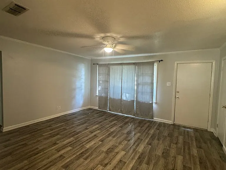 1504 Leslie St — Photo 6