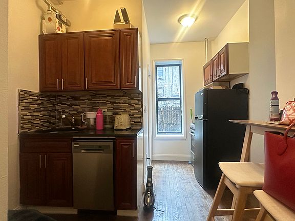 4th image of 215 E 4th St #2