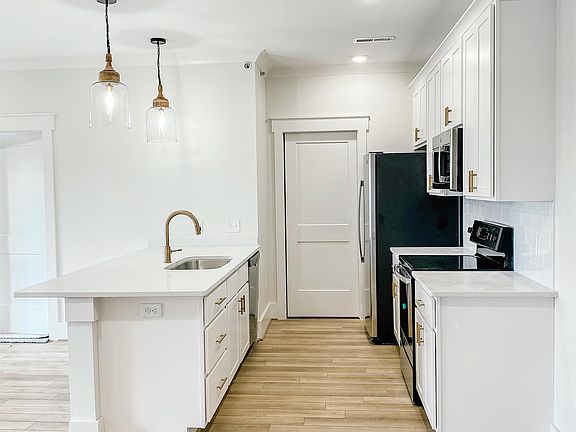2nd image of 15 E 2nd Ave #10876264