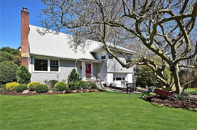 Move right in to this lovely Split Level Home in Green Knolls