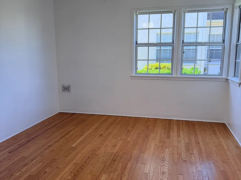 3516 S Victoria Ave — Photo 10
