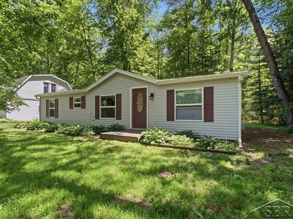 203 W Sampson Dr, Sanford, MI 48657