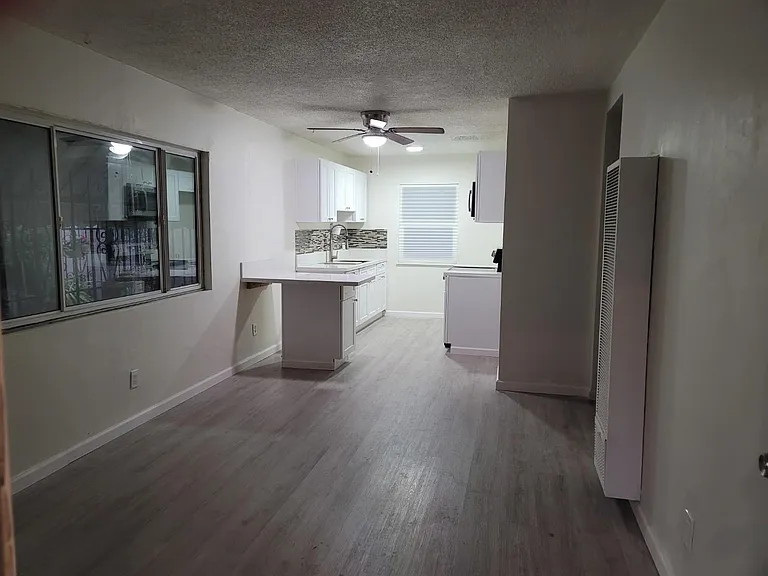 1709 S Hobart Blvd — Photo 2