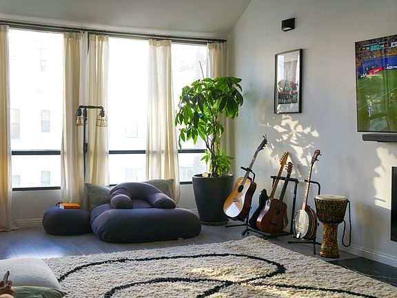 3rd image of 1900 Vine St APT 303