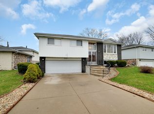 9333 S 69th Ct, Oak Lawn, IL 60453