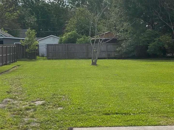 1107 Montgomery St, Port Neches, TX 77651