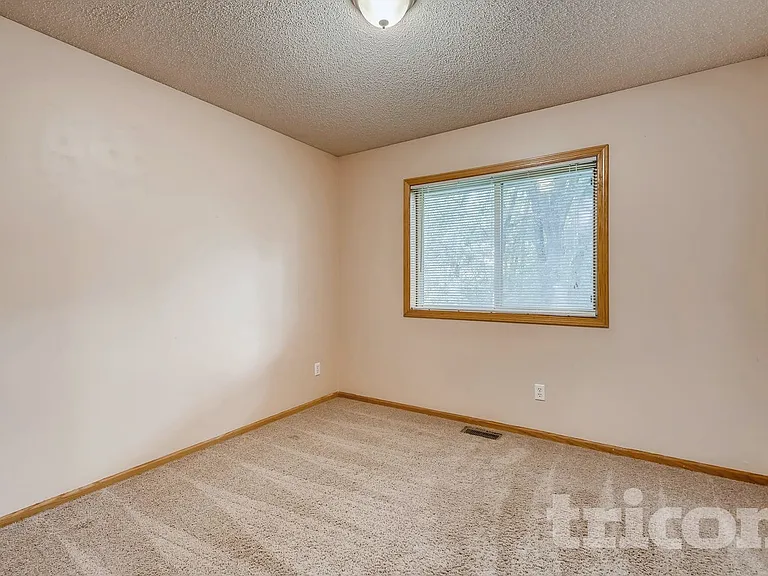 357 Parkview Ln S — Photo 8
