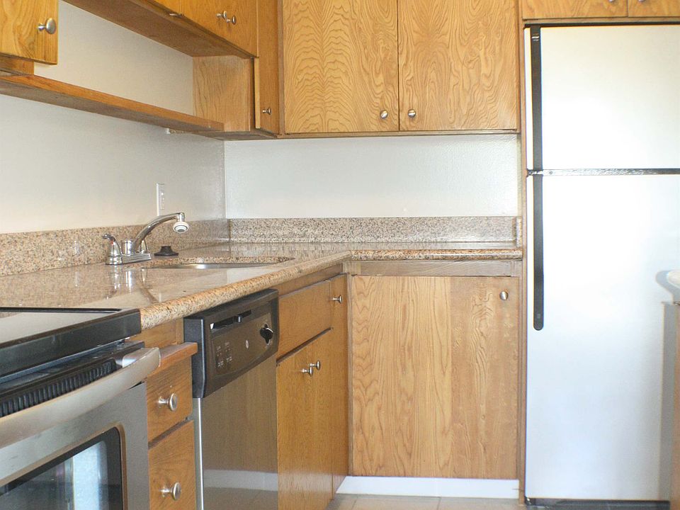 1st image of 928 Peninsula Ave APT 208