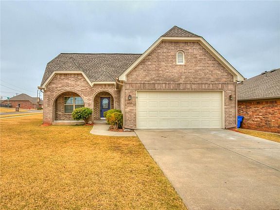 3rd image of 2405 Arbor Dr