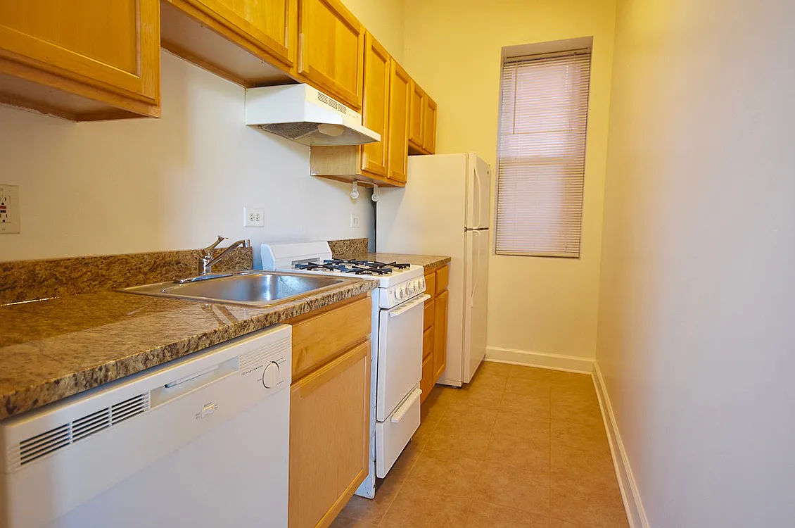 742 W. Fullerton — Photo 2