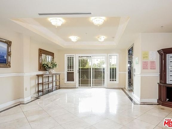 2nd image of 837 S Crenshaw Blvd #202
