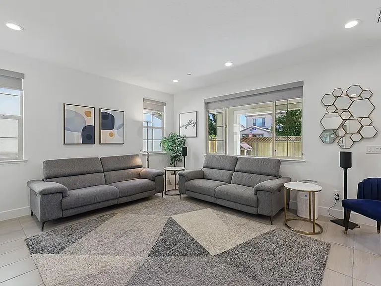 410 E Redberry Pl — Photo 5