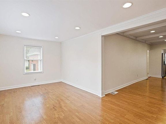 4th image of 2156 Lakeview Dr