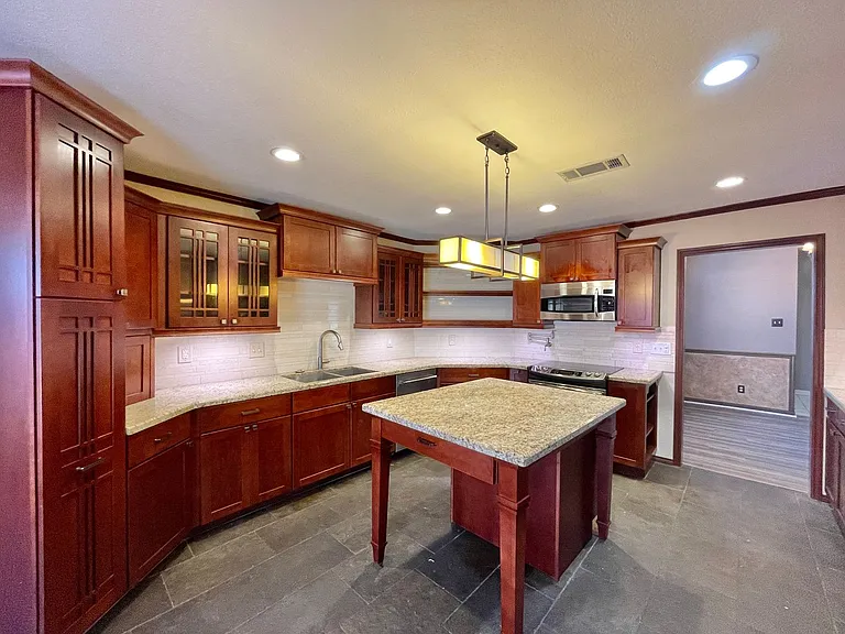 2404 Southport Dr — Photo 10