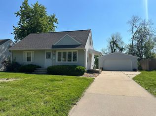 401 Hilltop Rd, Marion, IA 52302