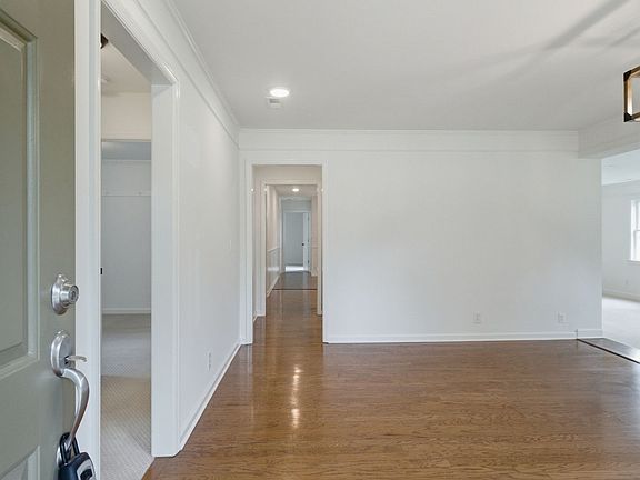 5th image of 608 Alexander Dr
