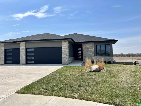 209 S Canterbury Cir, North Sioux City, SD 57049