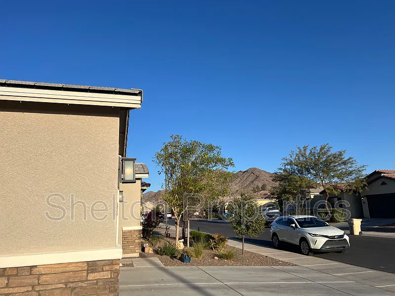 4 bed, 2.0 bath, 1795 sqft, $2,295 — Photo 3
