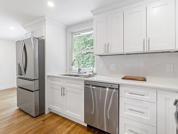 5th image of 32 Lyman Rd