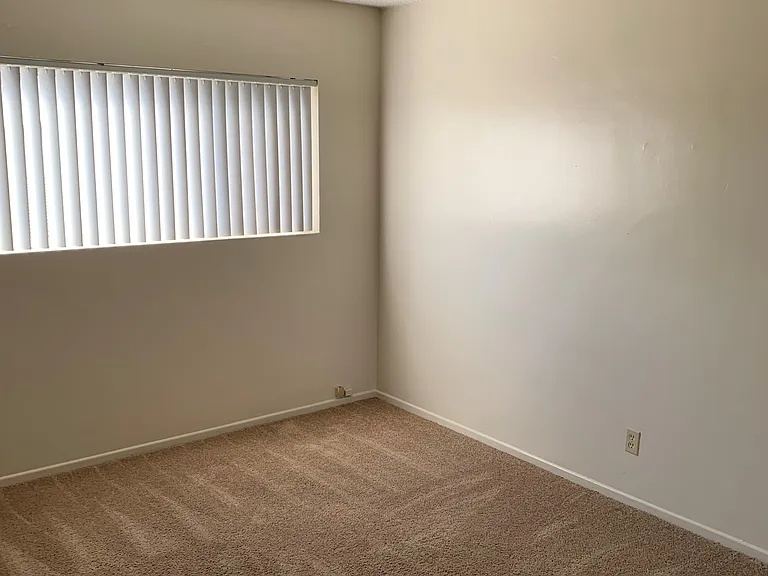 2033 E 3rd St #2D — Photo 11