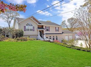 32 Oneida Ave, Selden, NY 11784