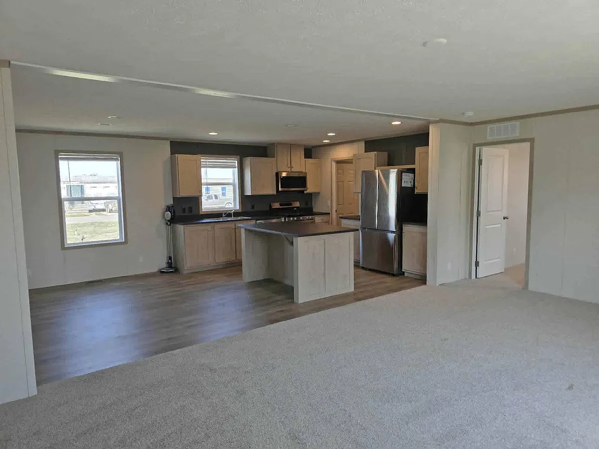 Building Photo - 415 NW Poplar Ave #19W